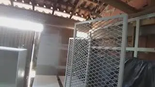 Ultima de mão de pintura no armario de metal