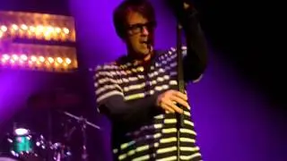 Weezer - Falling For You (1/07/11: Chicago Night One)