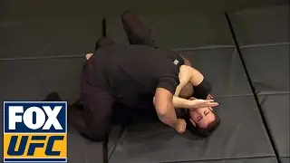 Daniel Cormier and Kenny Florian demonstrate the Ezekiel Choke | UFC TONIGHT