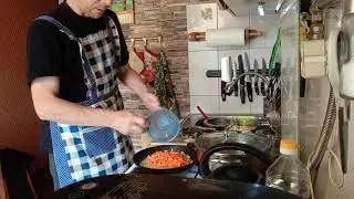 Гречневый суп с солеными огурцами.