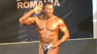 Massive mature muscleman in shiny posing suit.flv