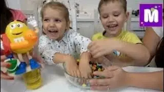 М_М's Горячий шоколад и Челлендж у Макса и Кати печем печенье и кушаем конфеты