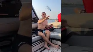 Трюки ЛИТВИНА с БУТЫЛКОЙ на ходу на лодке #shorts #challenge