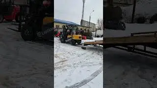 Погрузка вилочного погрузчика с помощью лебёдки на эвакуатор 