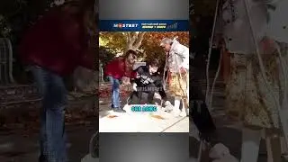 Добрая девочка помогла старушке 😯