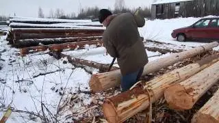Окорка бревна для сруба