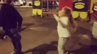 Зажигательный танец папы и дочки))))