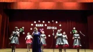 Поет  солистка  Платовского  СДК   Ирина  Мясоедова