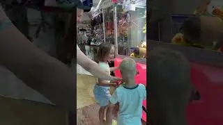 КАК ВЫЙГРАТЬ В КРАН-МАШИНУ? / ХВАТАЙКА, МЫ ВЫИГРАЛИ УРА 🥳