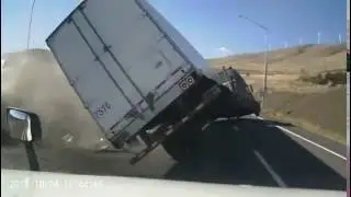 Опасное столкновение грузовиков | Semi Takes Brutal Hit From Distracted Trucker