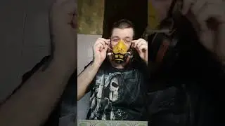 мужчина работает