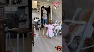 Папа с работы вернулся. Дочка и жена рады.
