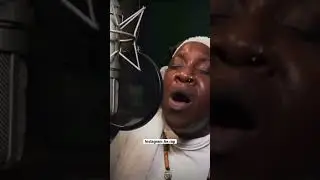 Читает сильно рэп