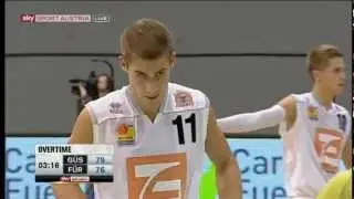 Matthias Klepeisz spielt Gegner durch die Beine