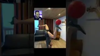 девушка мастерски обращается с мячом