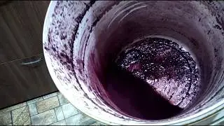 Сливаем вино с осадка первый раз.