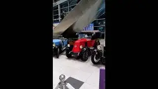 Выставка ретро-автомобилей в аэропорту Домодедово