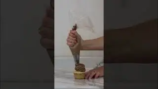 🎂 CHOCOLATE CUPCAKE BIRTHDAY CAKE Tutorial: How to Pipe Buttercream Shells & Swirls  #shorts