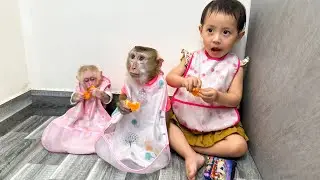 Monkey Kaka and Monkey Mit wearing bibs like Diem look so cute