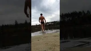 Купание в карьере с холодными источниками.