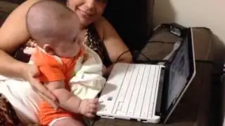 Lucas usando computador.