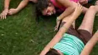 las chicas se tiran en la bajada en la costanera de santoto