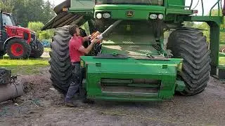 Poranny serwis kombajnu John Deere - dmuchanie resztek słomy