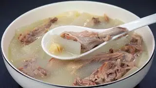 夏季必喝的消暑滋补老鸭汤，加入莲子、百合和薏仁米，健脾养胃，滋阴壮阳，养心安神。冬瓜鸭汤怎么煮汤浓味美，鸭肉到底要不要焯水？Winter melon and duck soup#鸭汤#老鸭汤#冬瓜鸭汤
