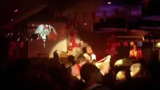 Keessie zingt Schatje mag ik je foto.MP4