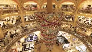 Installation du sapin de Noël des Galeries Lafayette Haussmann