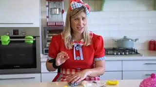 ללוש מכינה עוגת דבש עם הפתעה לכבוד ראש השנה