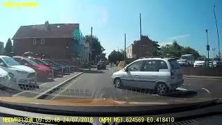 NextBase Dash Cam: Chapel Road Billericay Essex. DRIVER BLOCKS JUNCTION