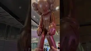 FIGURINA KAWS de 10 METRI in AEROPORT!
