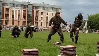 День ВДВ в Твери-2017. Ломают головой кирпичи!