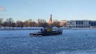 Ледокол "Норд" ломает лёд для обеспечения зимней навигации электросудов в Москве