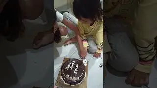 Potong kue ulang tahun Raiqa #happybirthday #selamatulangtahun #ultah