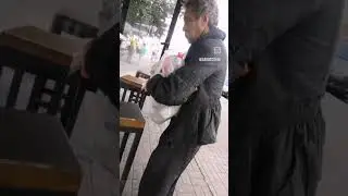 купил бездомному шаурму #добро #будьдобрымчеловекомпомоги #бомж #делай #добротут