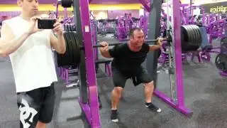 Planet Fitness 560lb smith squat (attempt #2)