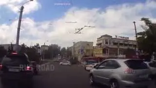 Невнимательный водитель помял "болид" летчика...