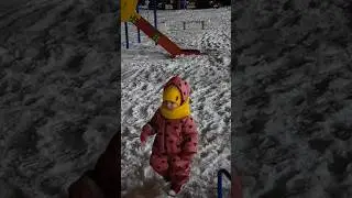 Малыш гуляет во дворе зимой😊❄️⛄ 