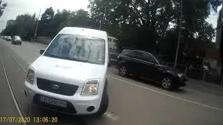 Автомобил на "Столична община" извършва обратен завой през единична непрекъсната линия