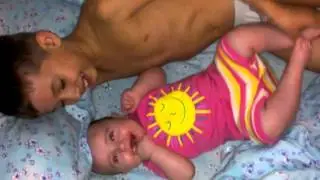 Брат смешит маленькую