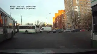 Автобус - на красный по встречке!