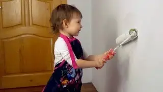 Ремонт дома своими руками красим стену. Люба красит стену. Фартук Монстр Хай.