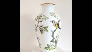 Фарфоровая ваза. Япония. The Woodland Bird Vase.