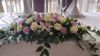 Свадебная композиция на стол из роз и орхидей