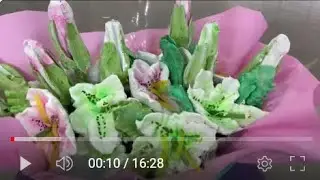 Торт в корзинке с оформлением зефирными лилиями#Cake in a basket decorated with marshmallow lilies