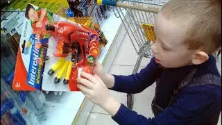 Соня и Захар открывают покупки (пистолет и дискомет)