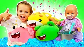 Maya y Lina juegan con orugas. Bebés Baby Born y otros juguetes