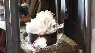 Разные мячи под прессом